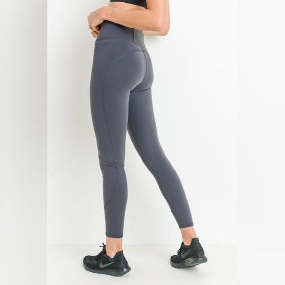 Highwaist Performance Essential Solid Leggings - Picture 2 of 5